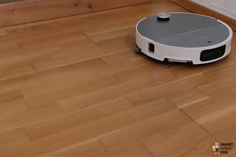 Roborock Saros 10 entfernt alle Sandkoerner vom Parkett